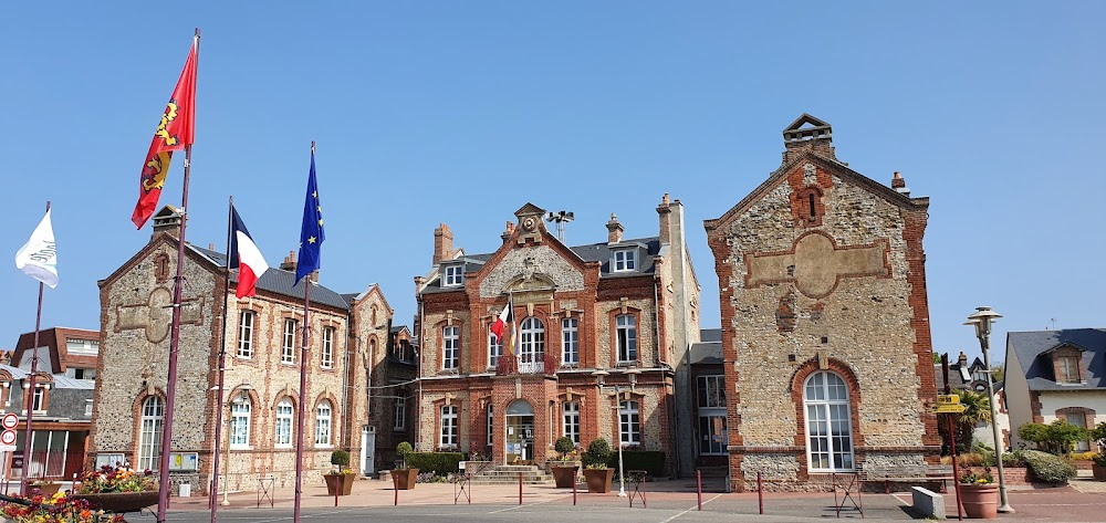 Le ravissement : beach scenes, hotel on Promenade Roland-Garros