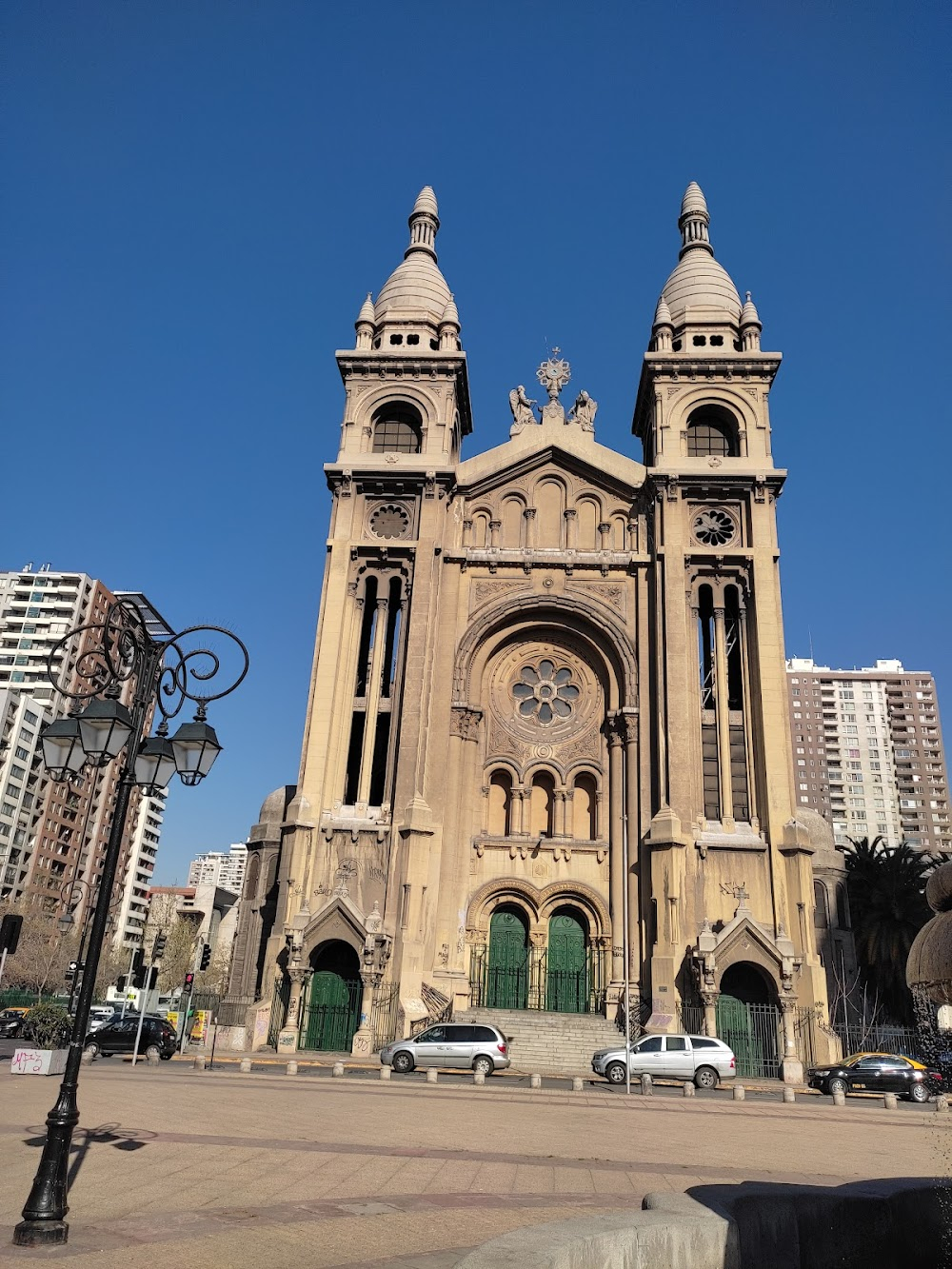 Una mujer fantástica : Marina walking in front of a church