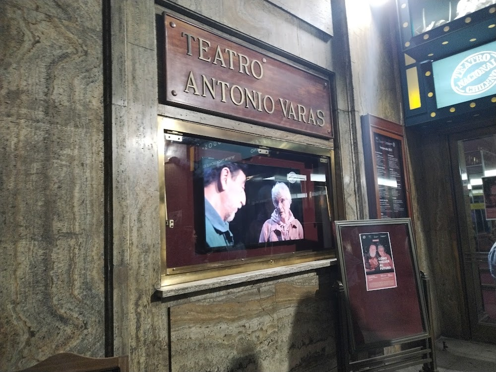 Una mujer fantástica : Marina entering the concert venue