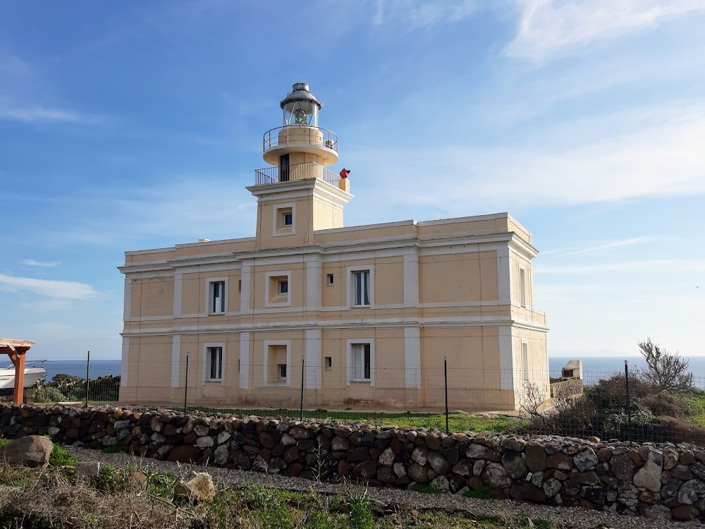 Una piccola impresa meridionale : lighthouse where Costantino and the other outcasts have taken refuge