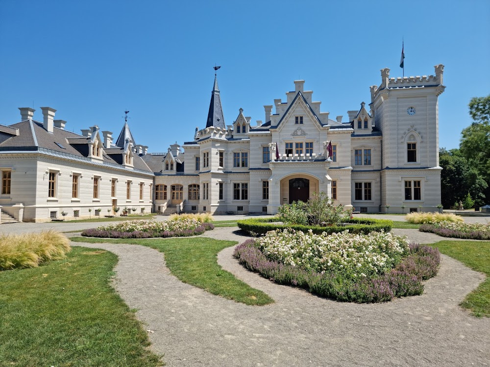 The Invitation : exterior of the castle where Evie meets Walter