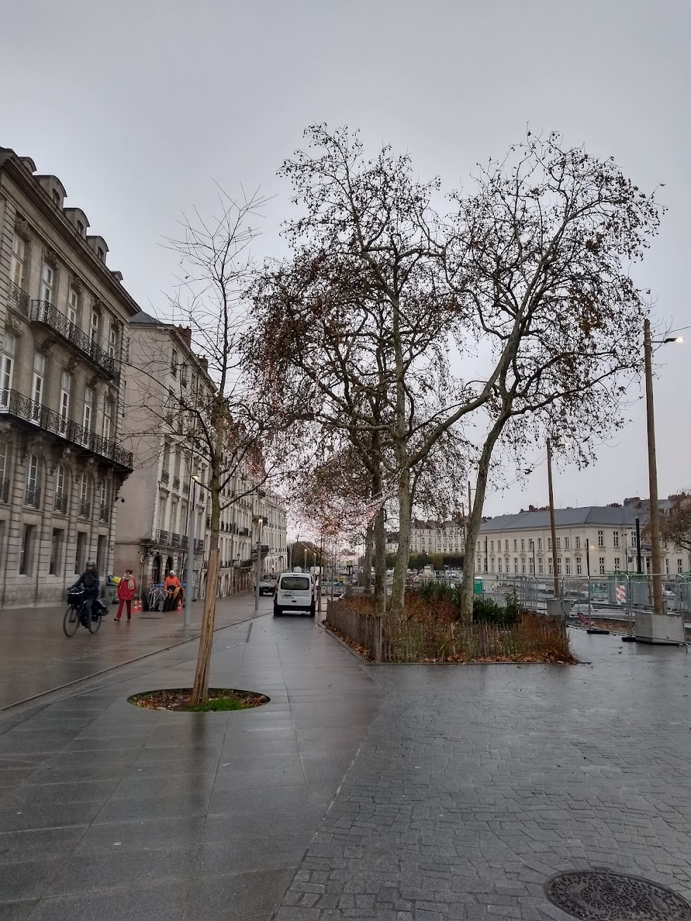 Une chambre en ville : Covered market area where Guilbaud admits that he does not love Violette