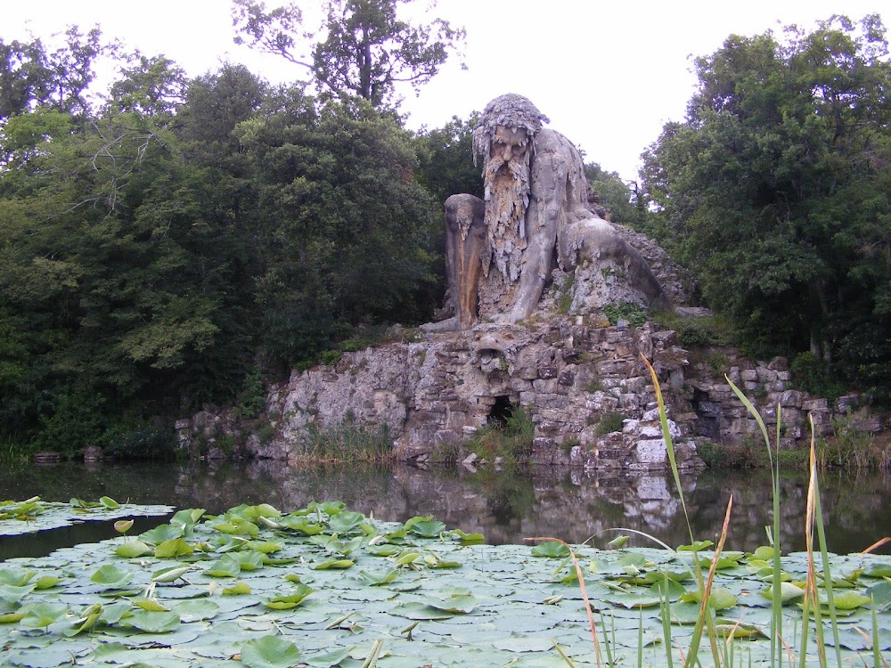 Up at the Villa : small chapel and Appennino