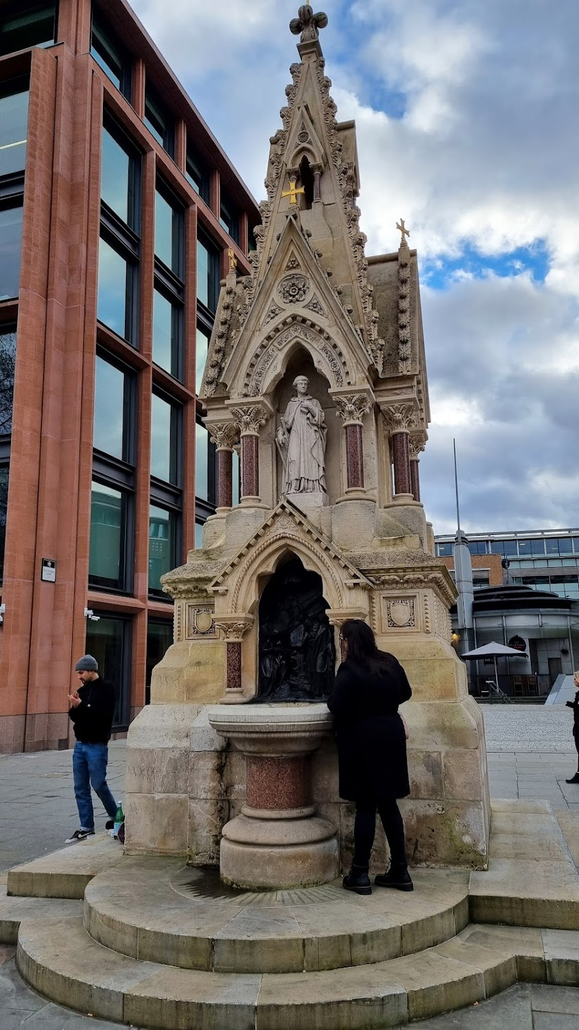 Upgraded : Catherine's car drives past City of London Information Centre, on the way to the auction