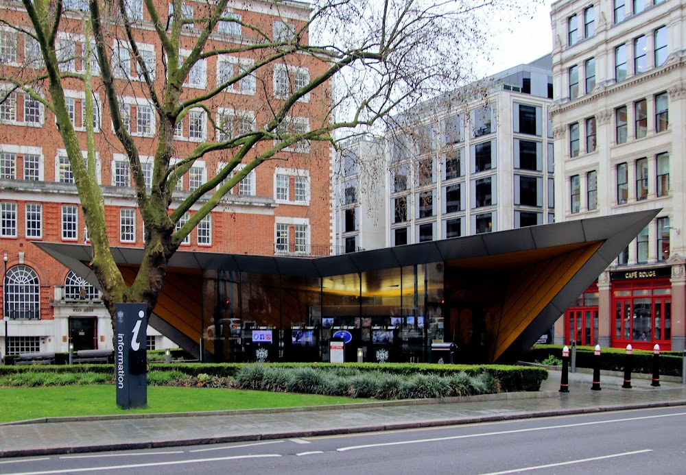 Upgraded : Catherine's car drives past City of London Information Centre, on the way to the auction