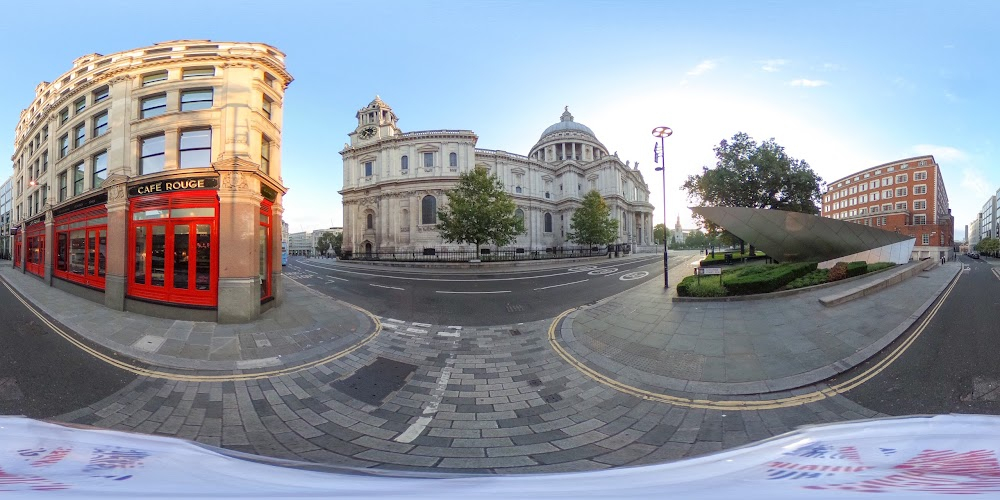 Upgraded : Catherine's car drives past City of London Information Centre, on the way to the auction