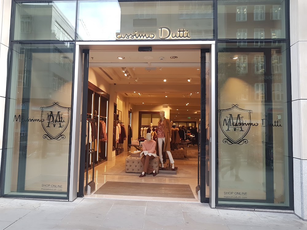 Upgraded : Ana and William exit the Honey Lane passageway onto Cheapside, where the front of Massimo Dutti's shop can be seen behind them