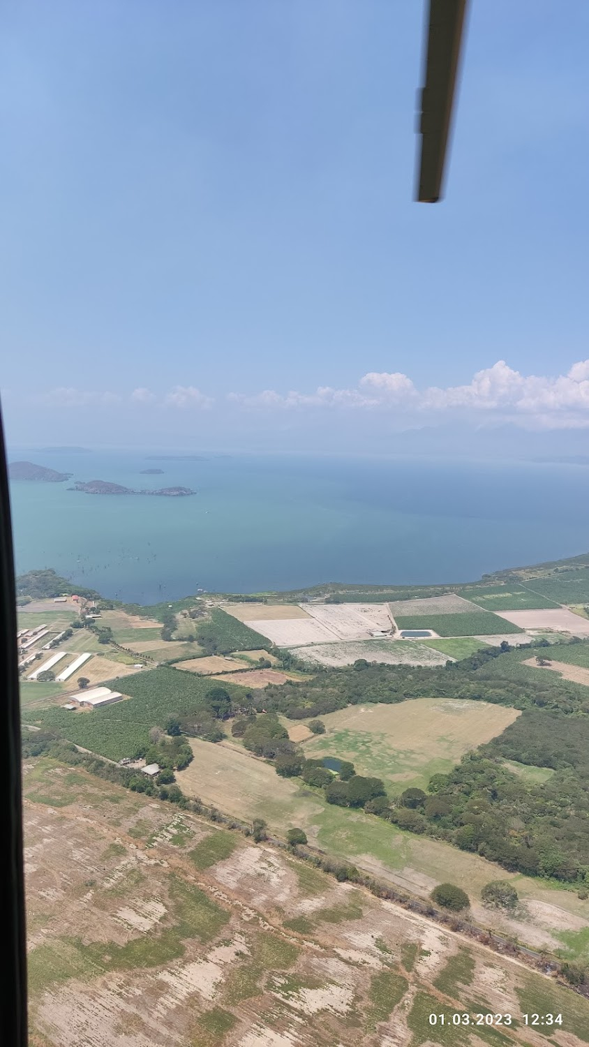 Valiant Venezuela : view of lake from the shore