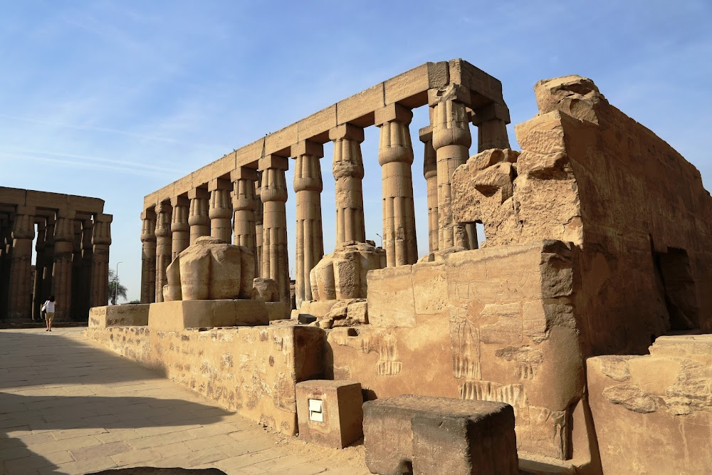 Valley of the Kings : Ann Mercedes meets with Valentine Arko after her guide tries to obscure the direction through the Temple.