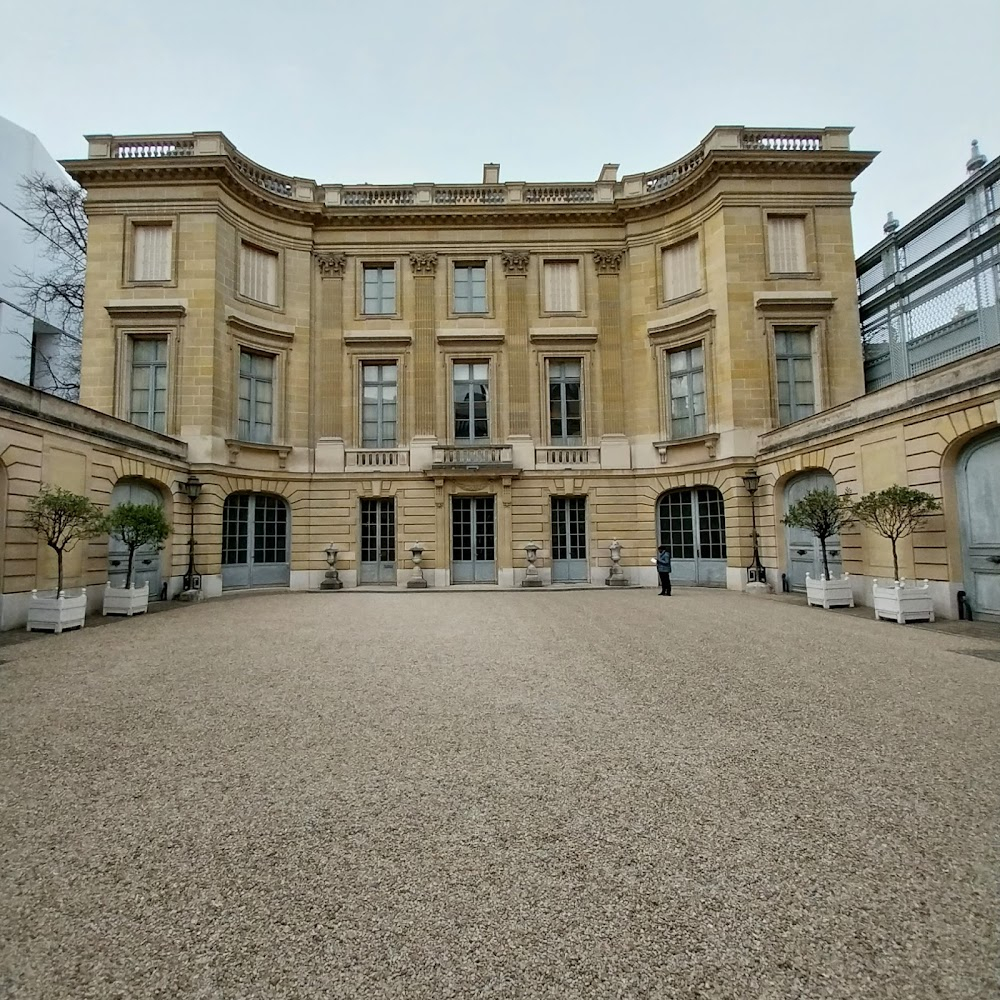 Vipère au poing : Senator Pluvignec's mansion