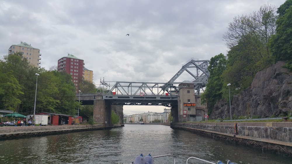 SOS : sailboat mast trapped in opening bridge