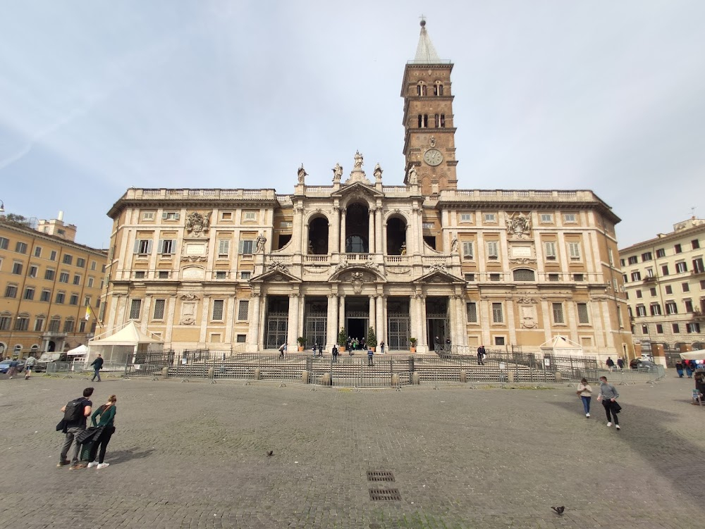 Vatikan - Die verborgene Welt : Exterior and interior view of the basilica of Santa Maria Maggiore