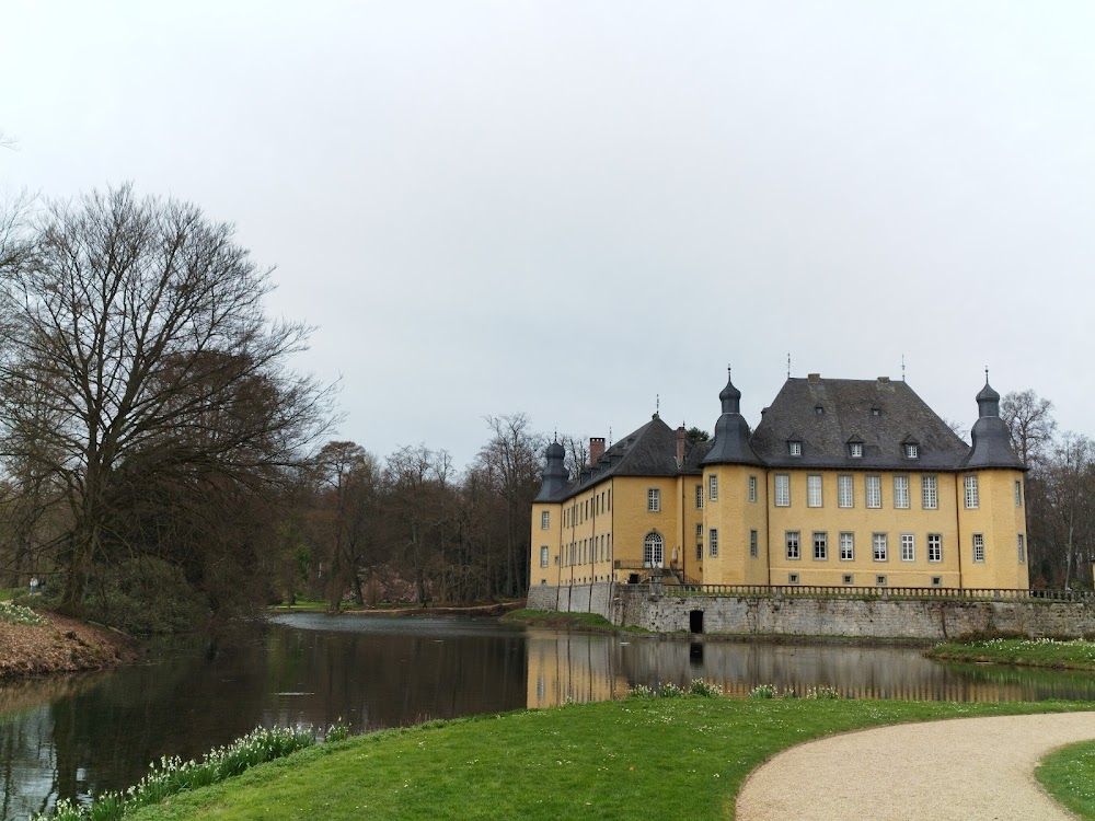 Verbotene Liebe : exteriors: Friedenau castle