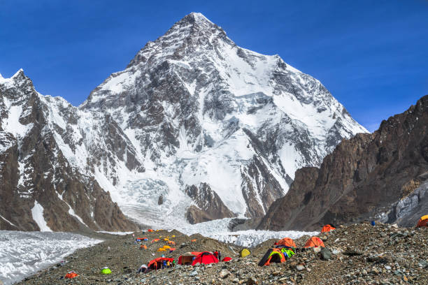 K2 La Montagne Inachevée : mountain climbing