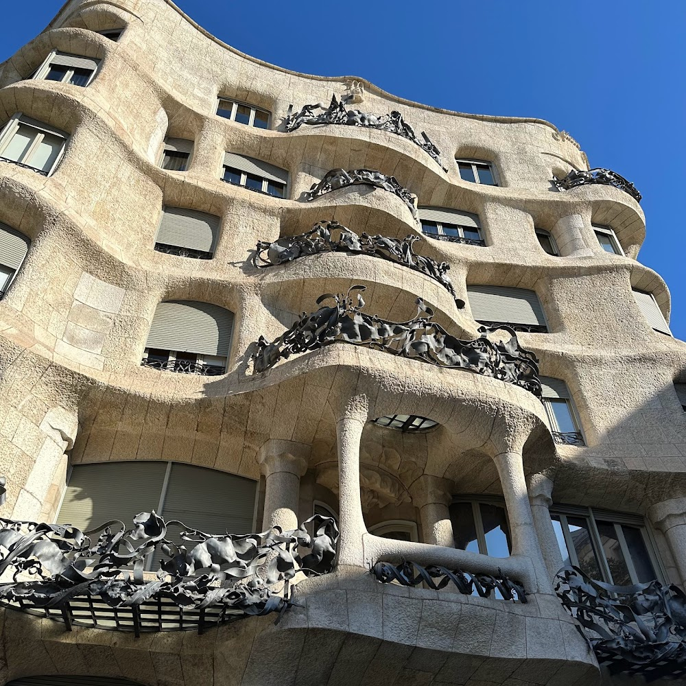 Antoni Gaudí, le dernier bâtisseur : exterior and interior views