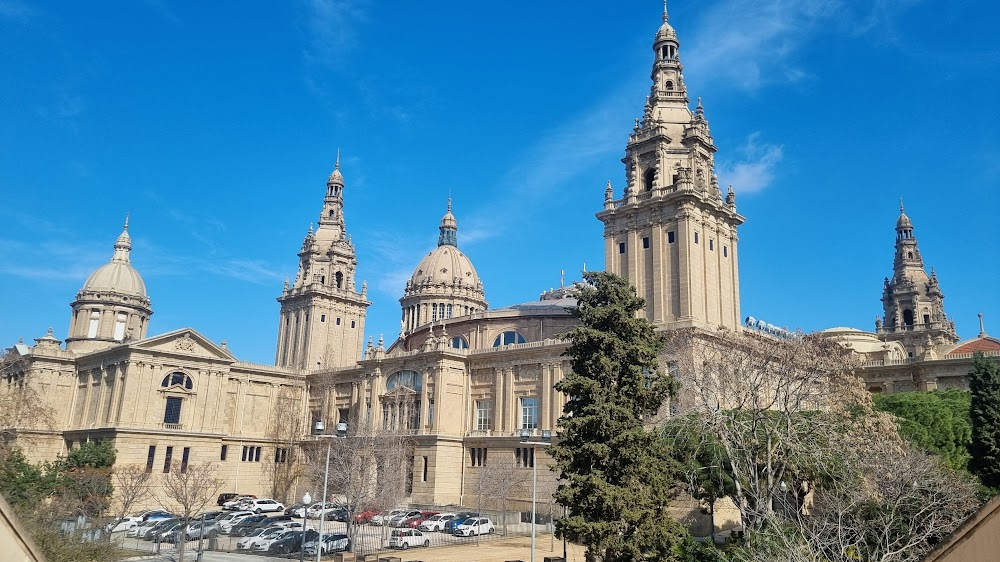 Vicky Cristina Barcelona : on the steps outside, looking at Pl. Espanya