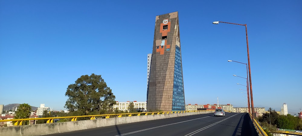 Un rincón cerca del cielo : Pedro tries to commit suicide by jumping off the bridge