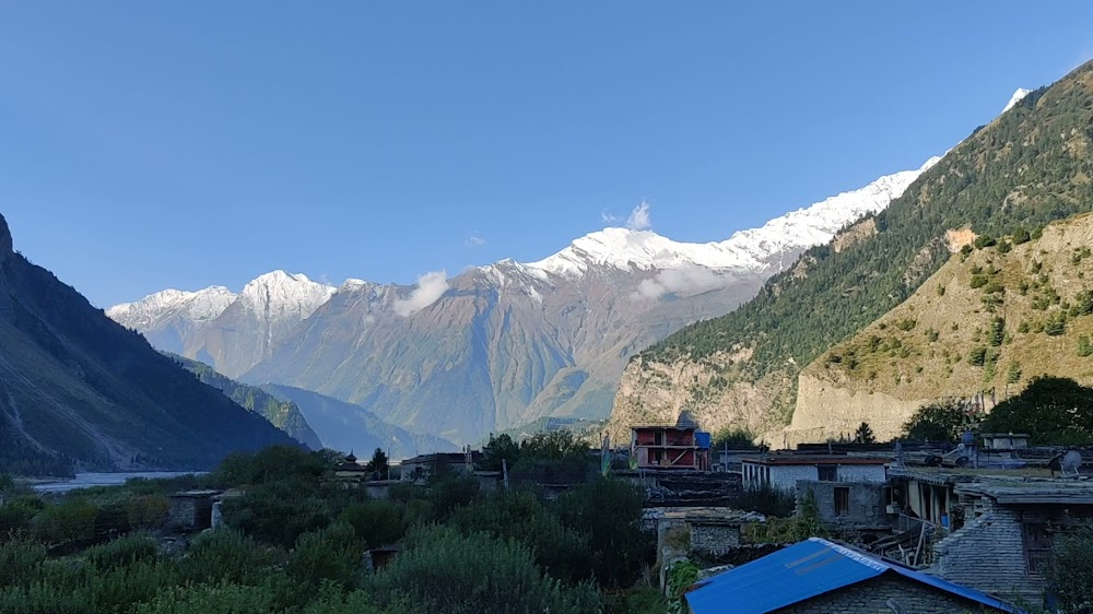 Victoire sur l'Annapurna : base camp in village