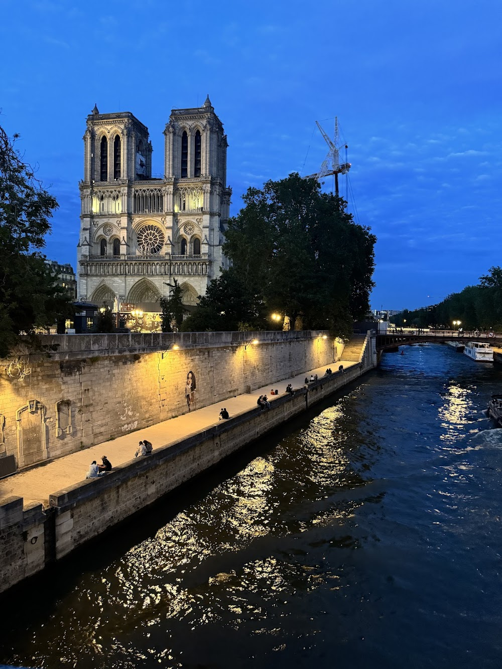 Viheltäjät : a swimmer jumps in Seine