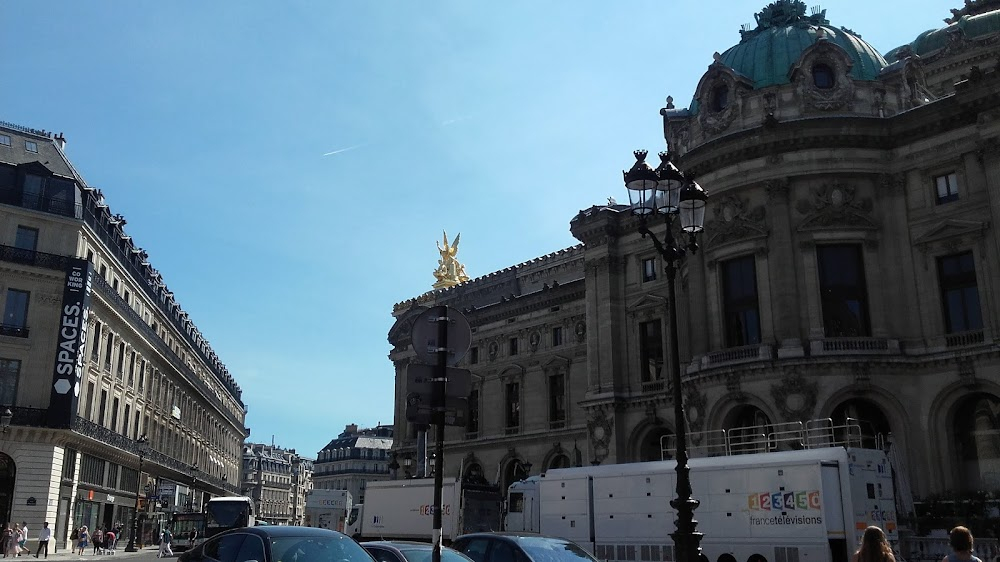 Viheltäjät : passing Opéra Garnier by bus