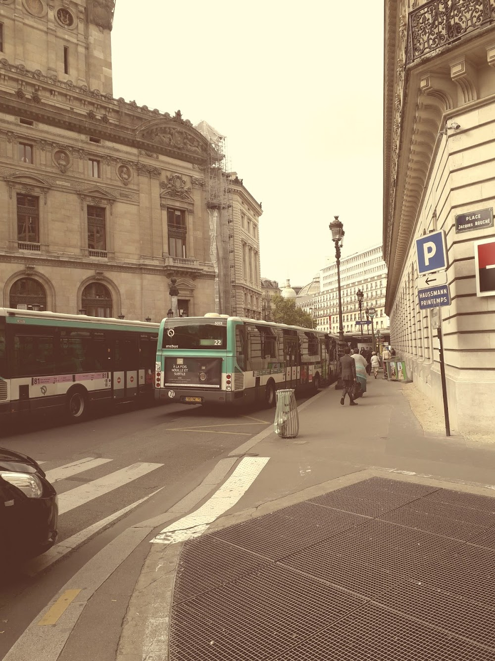 Viheltäjät : passing Opéra Garnier by bus