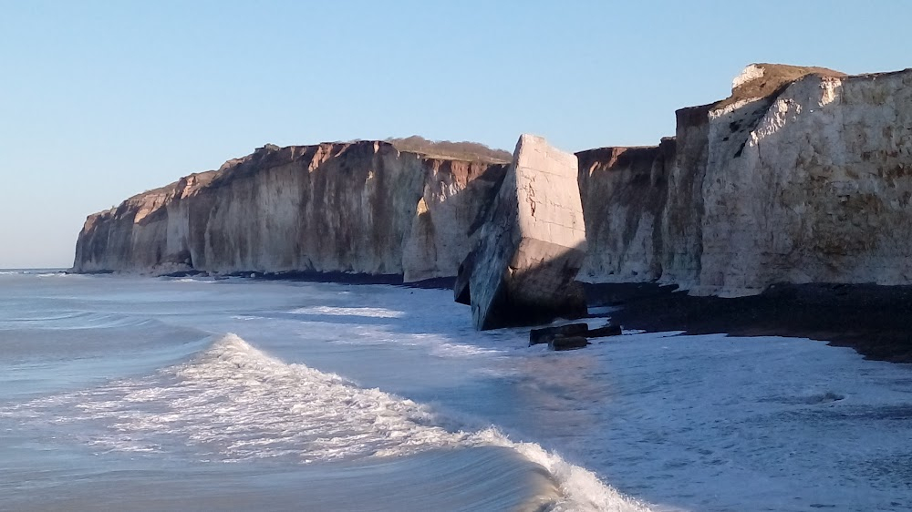 Visages villages : bunker fallen from cliff