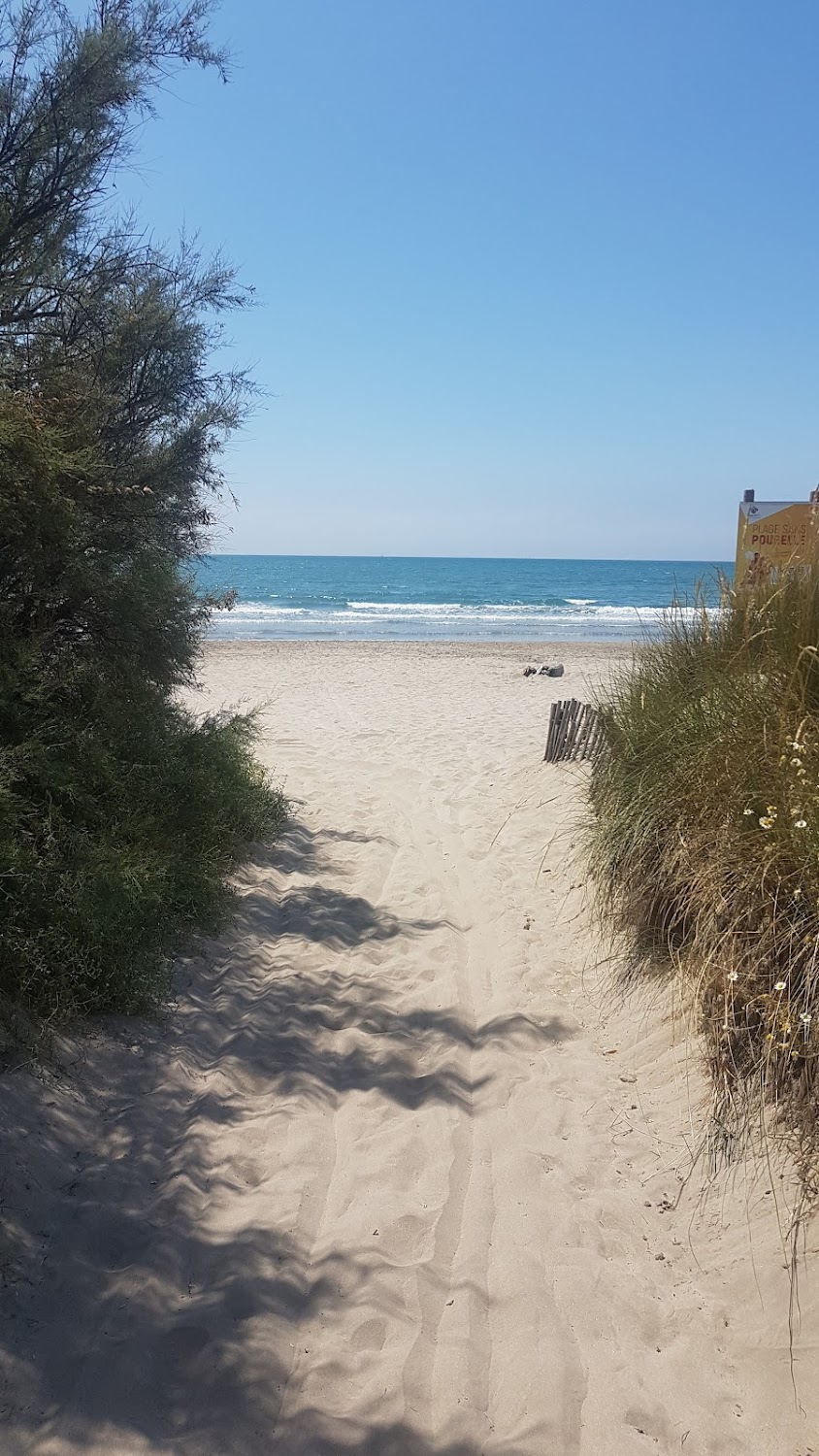 Vive les femmes! : Beach scenes