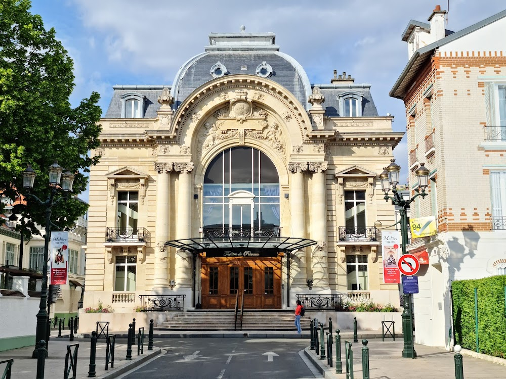 Vous n'avez encore rien vu : closing scene: exterior view of theater