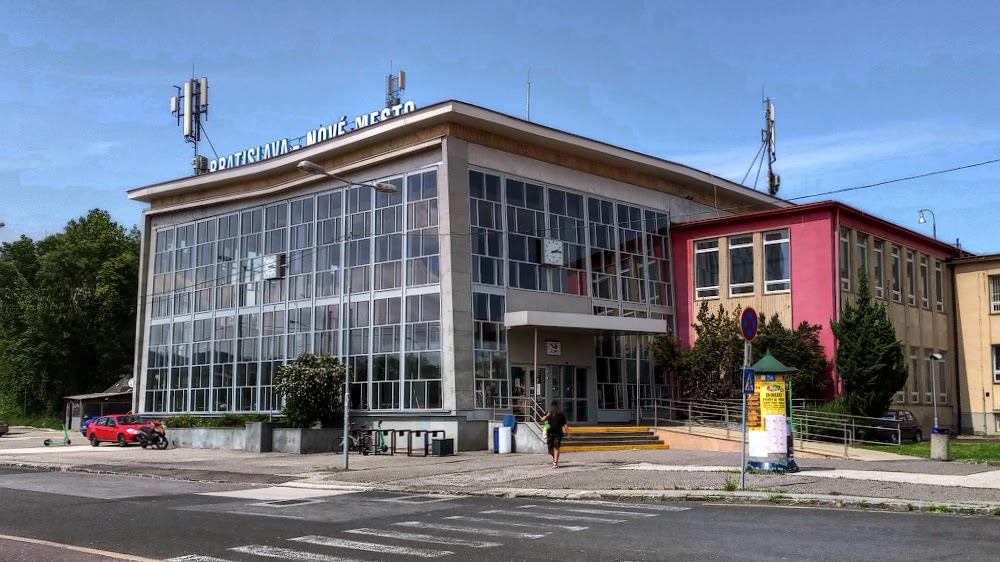 Smrt prichádza v dazdi : Railway station