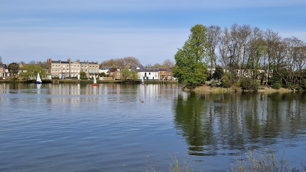 Walk a Tightrope : Kew Bridge visible in background