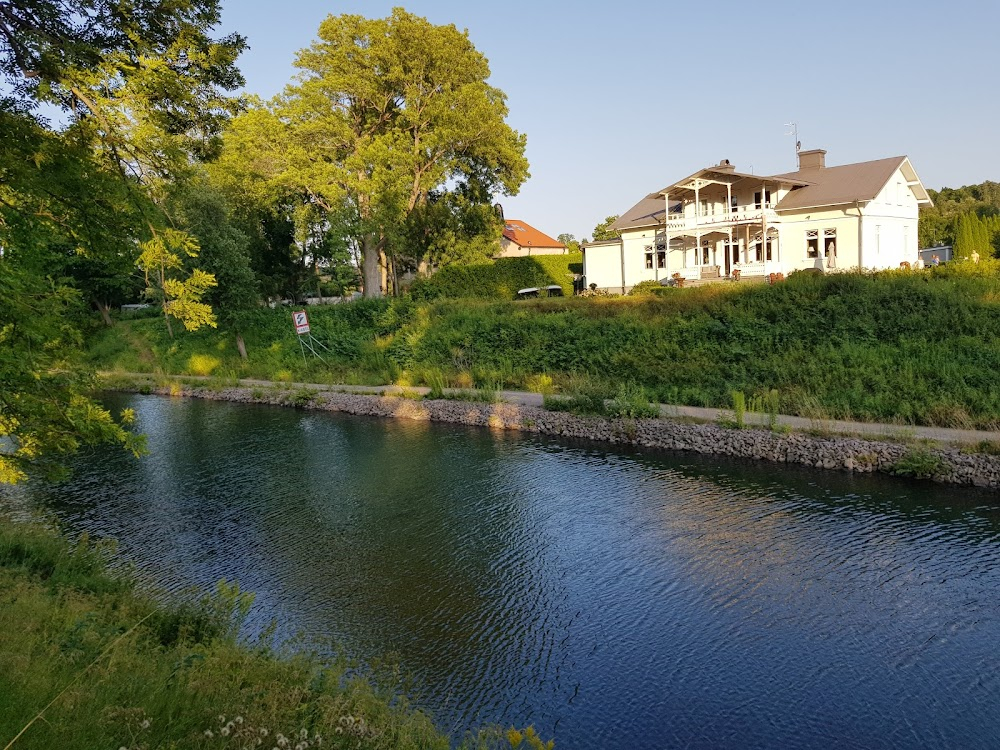 Kvart över två : The location of farm and where the car is driving