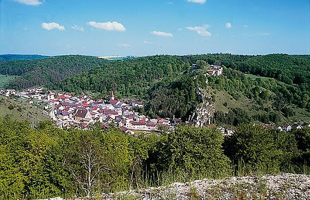 Wer gräbt den Bestatter ein? : fictional town of Greisendorf