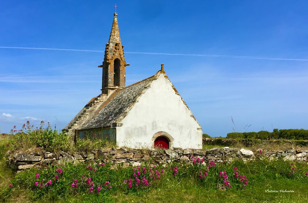 Western : isolated chapel