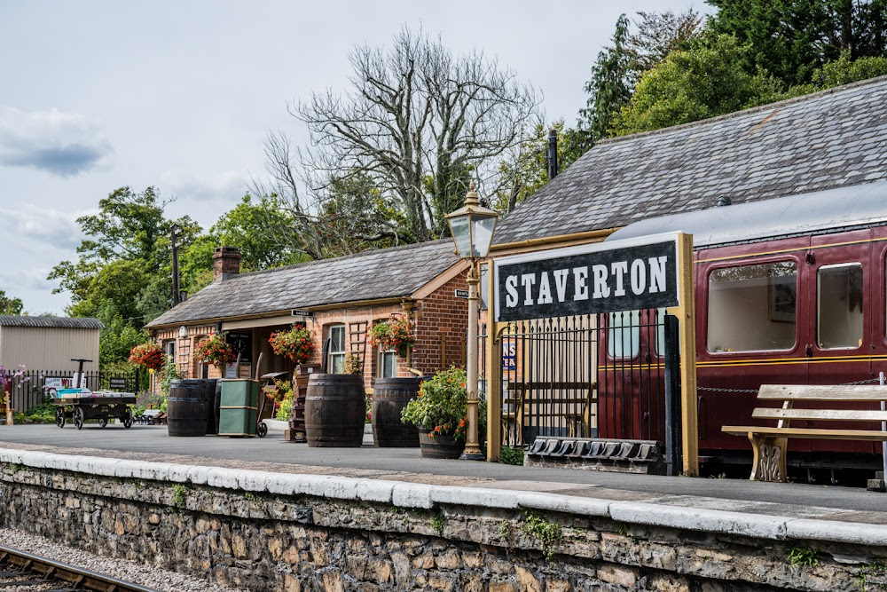 Where There's a Will : Family arrive in Devon.