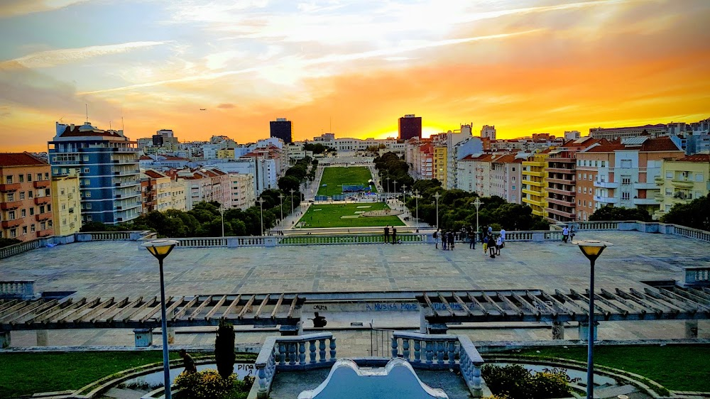 Félix Ribeiro - Dr. Celulóide : partial view of the large green area, and emphasis on the facade of the cinemas Império and Estúdio