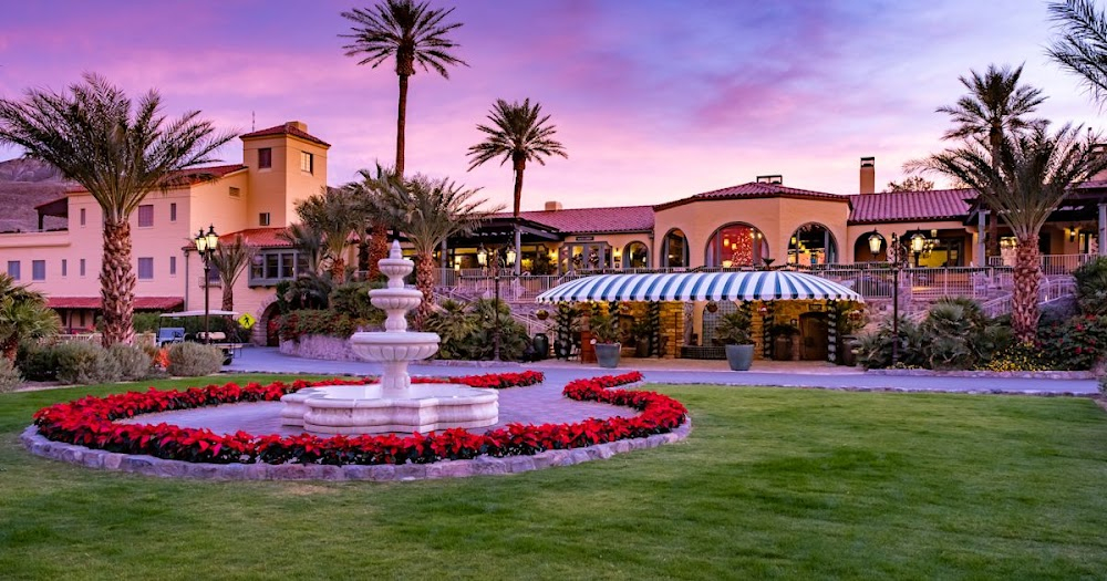 A Day in Death Valley : resort with pool