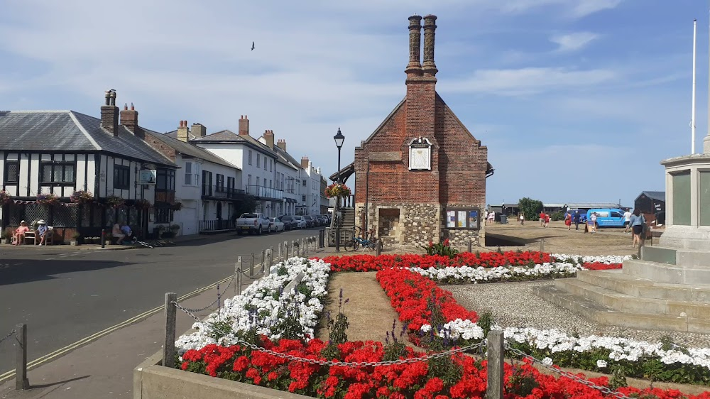 Peter Grimes on Aldeburgh Beach : The whole stage production