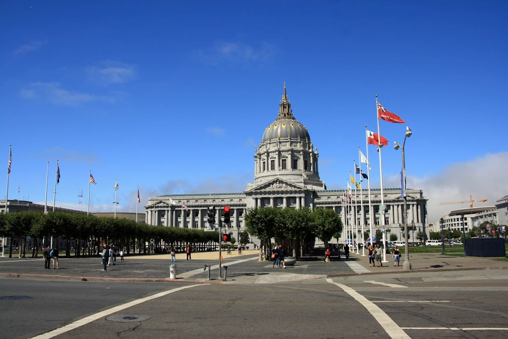 Woman on the Run : Dan and Eleanor go here after Pioneer Park - Civic Center Plaza in front of the San Francisco City Hall