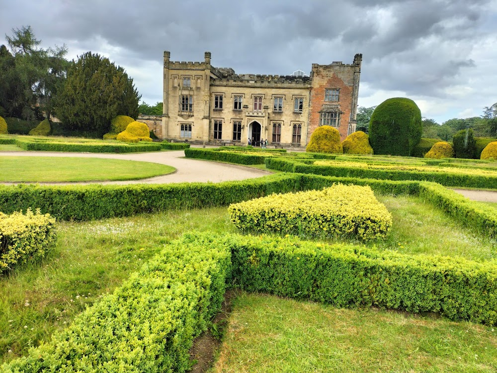 Women in Love : Crich estate, party by the lake