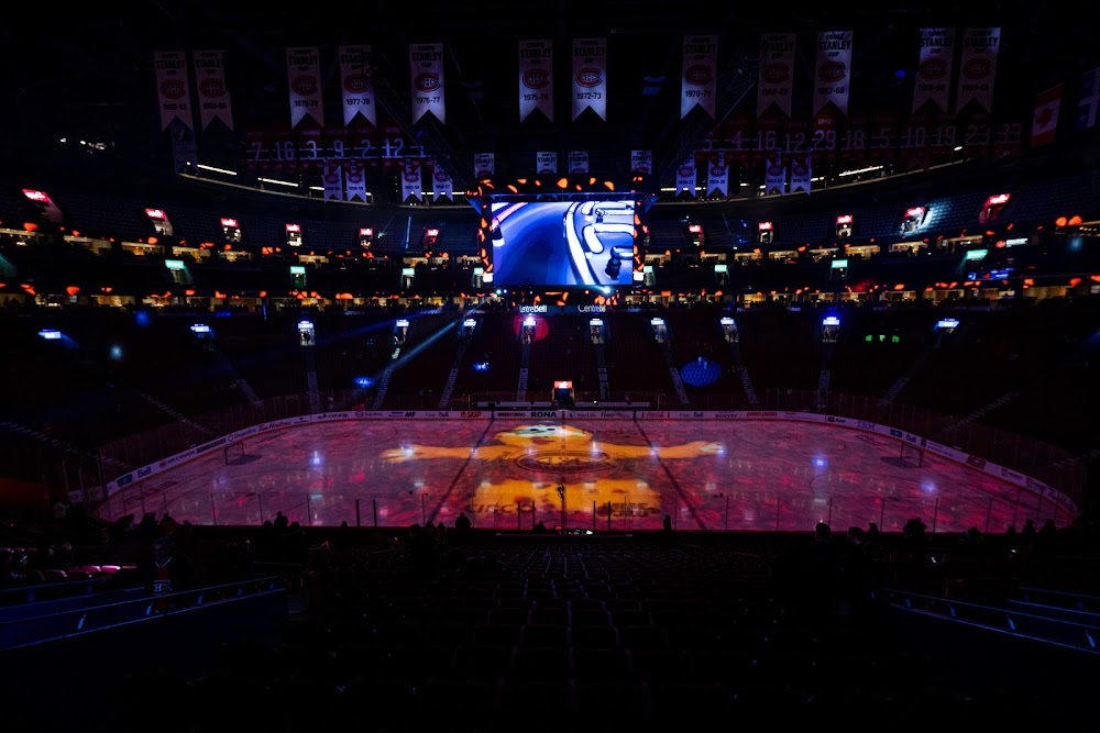 Ça sent la coupe : The gang attends the playoff game