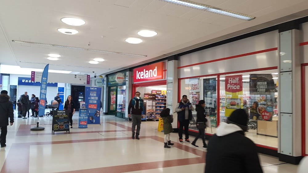 Hitting Town : Interior of shopping centre