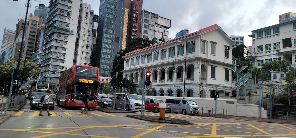 Yan yuk cha siu bau II: Tin jue dei mit : exterior, Cheung and Kuen's apartment