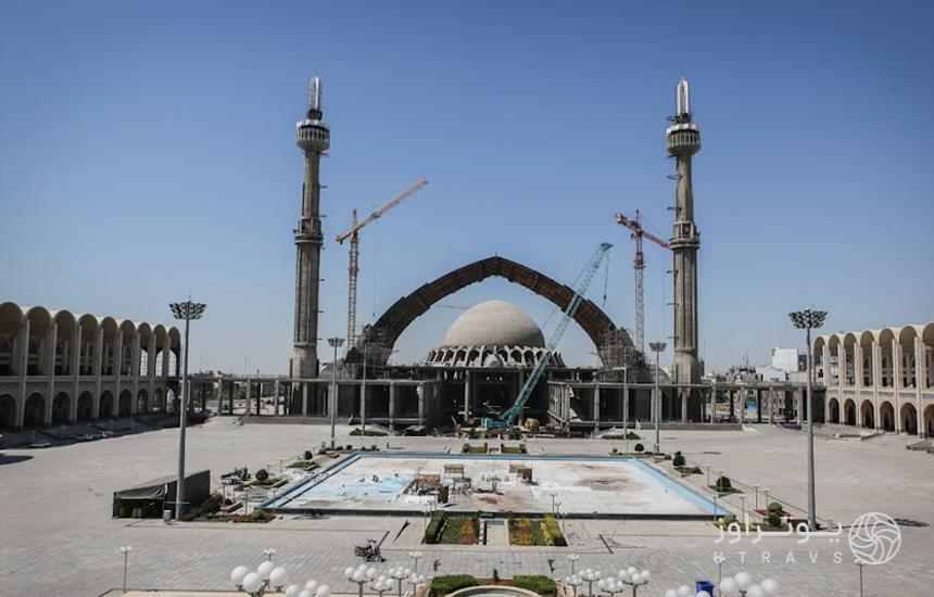 Yek khanévadéh-e mohtaram : Mosalla mosque construction site