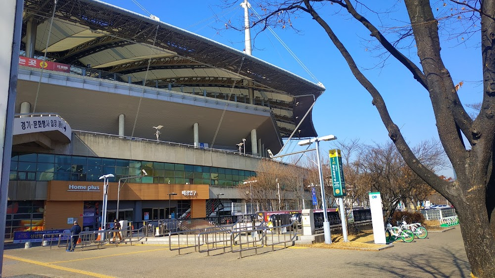 Yeopgijeogin geunyeo : Toilet, Platform