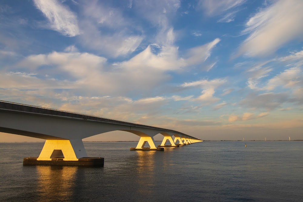 Zee van tijd : Shots of bridge over water