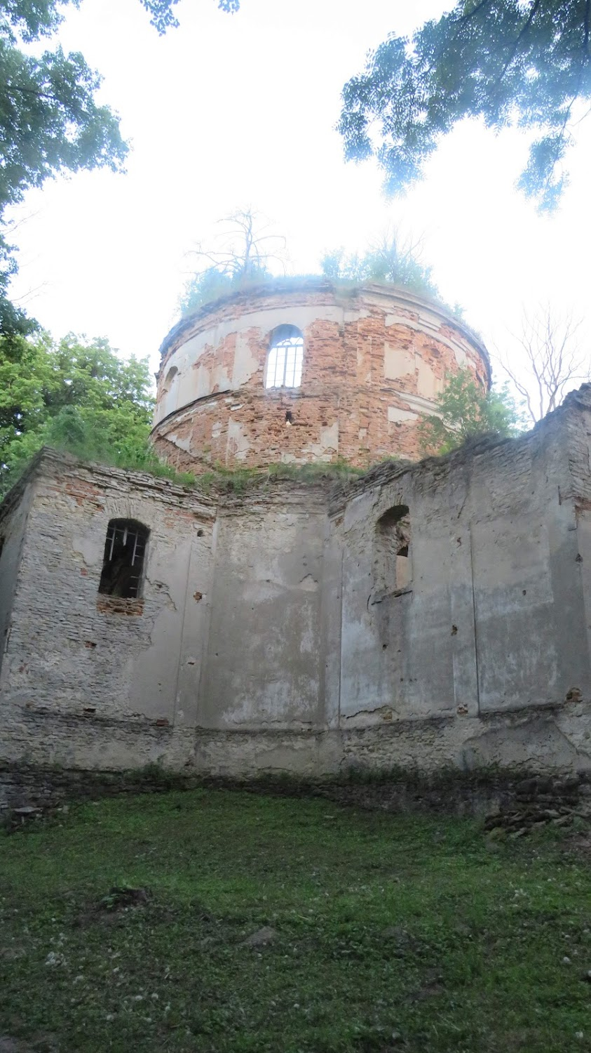 Zimna wojna : church ruin at the beginning and end